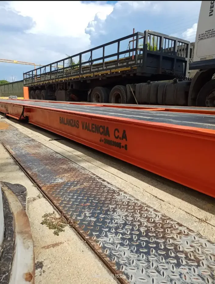 Balanza camionera fabricada por Balanzas Valencia instalada en una operación de transporte