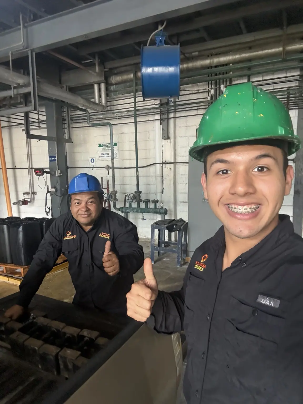 Integrantes del equipo de Balanzas Valencia trabajando en una planta industrial