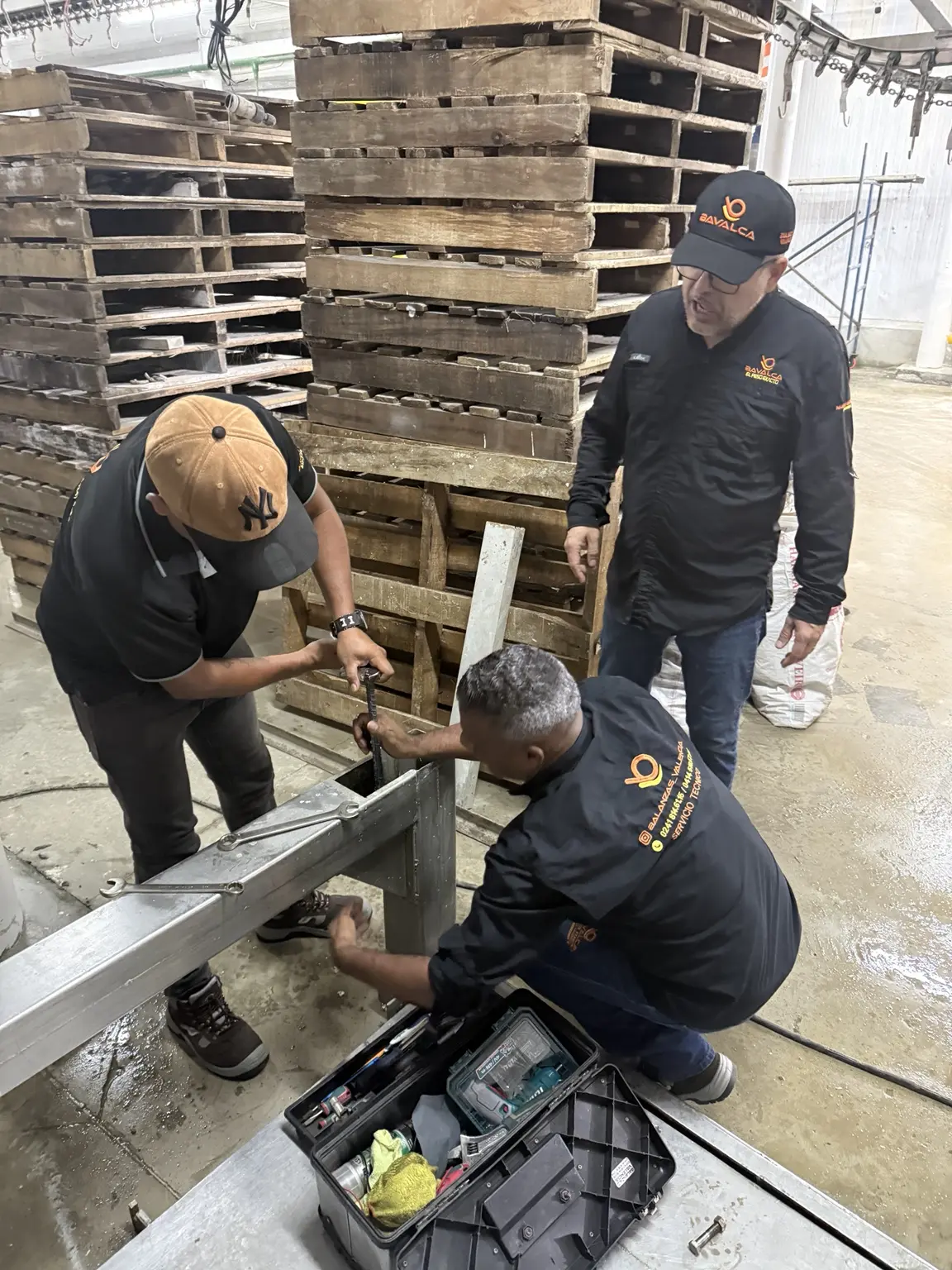Equipo técnico de Balanzas Valencia reparando una estructura de pesaje en una planta industrial