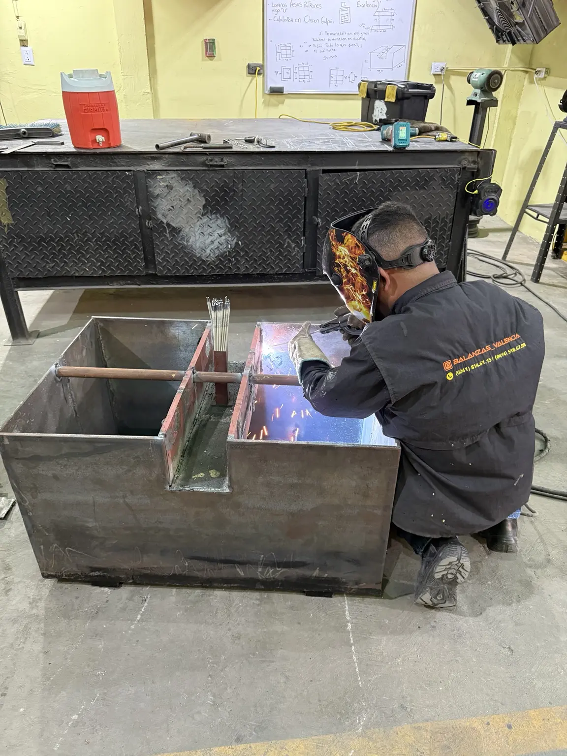Técnico de Balanzas Valencia soldando una estructura de pesaje en la planta de Valencia