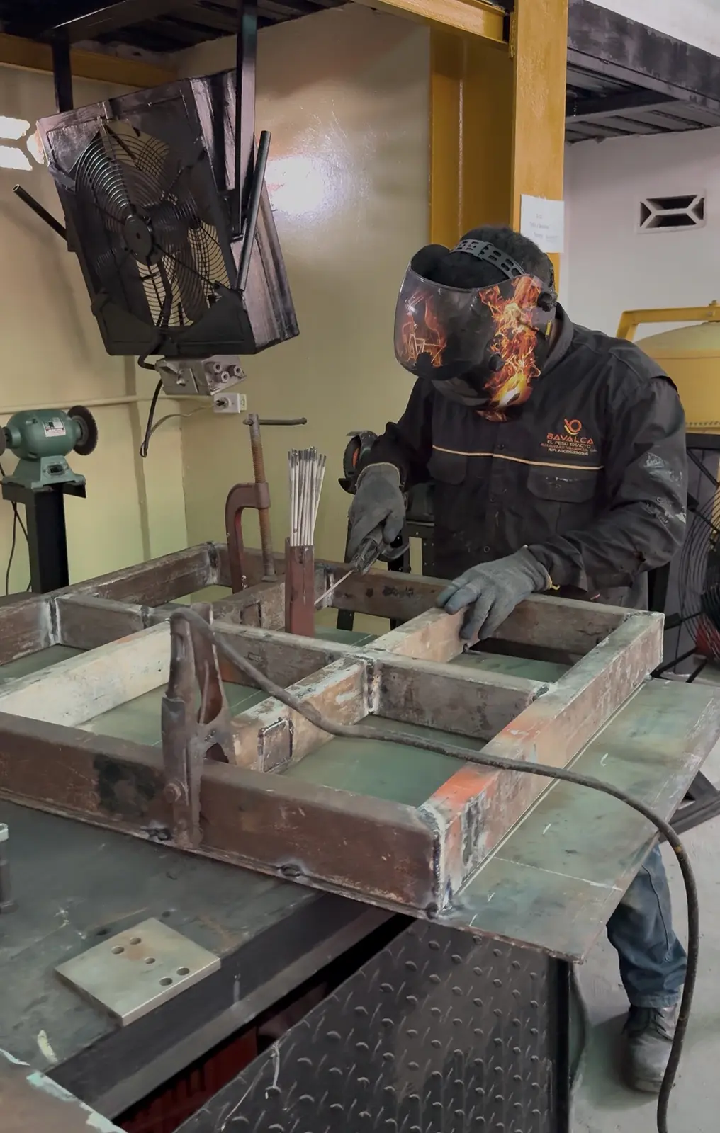 Especialista de Balanzas Valencia fabricando una estructura de pesaje en su taller
