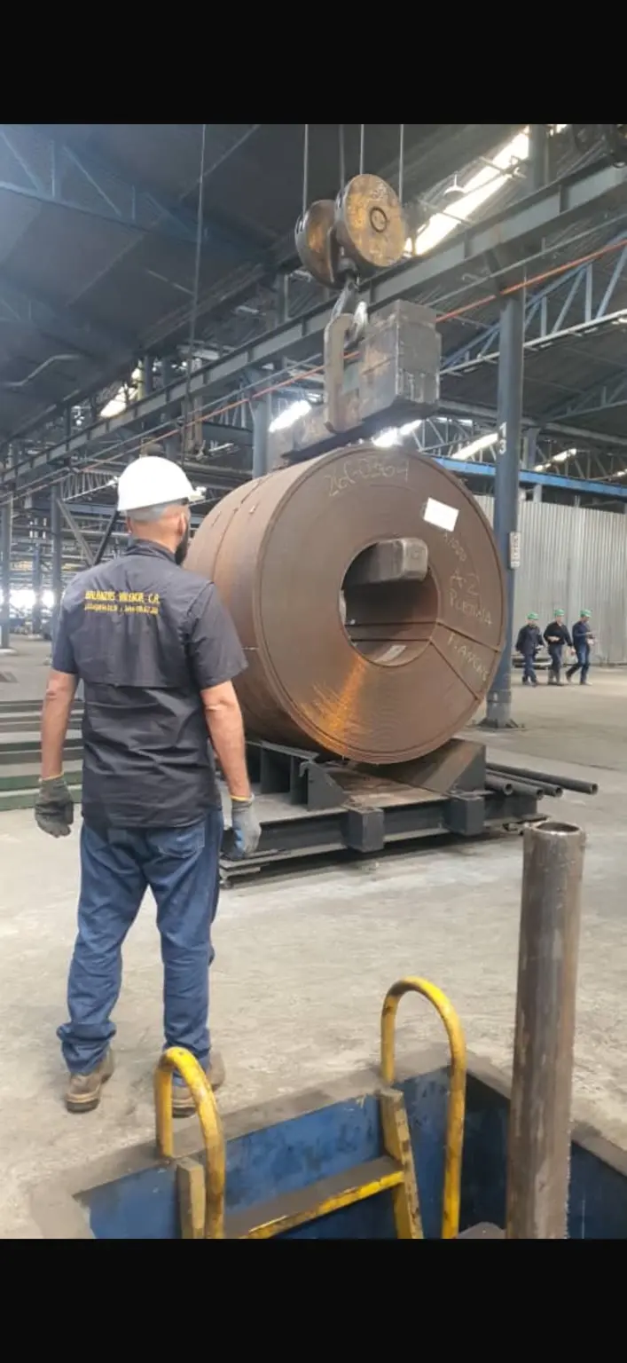 Especialista de Balanzas Valencia supervisando el pesaje de una bobina de acero