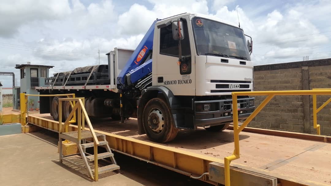 Camión de servicio técnico de Balanzas Valencia sobre una báscula camionera